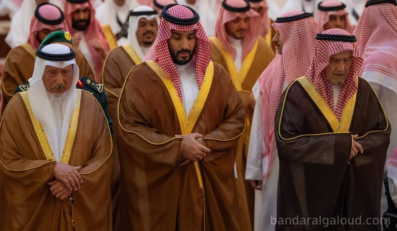 سمو سيدي ولي العهد يؤدي صلاة الميت على الأميرة لطيفة بنت عبدالعزيز رحمها الله - صورة 7