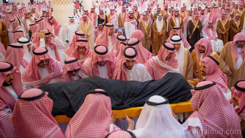 سمو سيدي ولي العهد يؤدي صلاة الميت على الأميرة لطيفة بنت عبدالعزيز رحمها الله - صورة 9