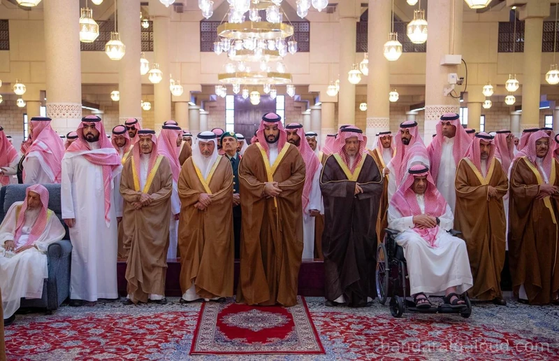 سمو سيدي ولي العهد يؤدي صلاة الميت على الأميرة لطيفة بنت عبدالعزيز رحمها الله - صورة 10