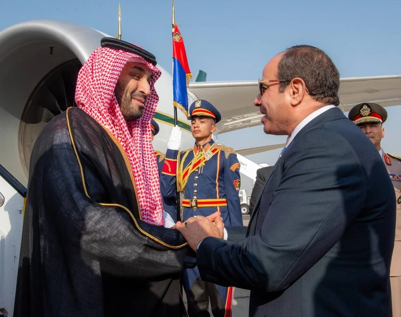 سمو سيدي ولي العهد يصل القاهرة وفخامة الرئيس المصري في مقدمة مستقبليه - صورة 2