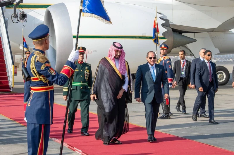 سمو سيدي ولي العهد يصل القاهرة وفخامة الرئيس المصري في مقدمة مستقبليه - صورة 3