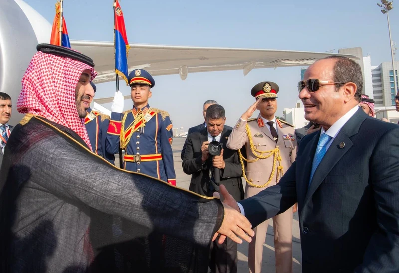 سمو سيدي ولي العهد يصل القاهرة وفخامة الرئيس المصري في مقدمة مستقبليه - صورة 4