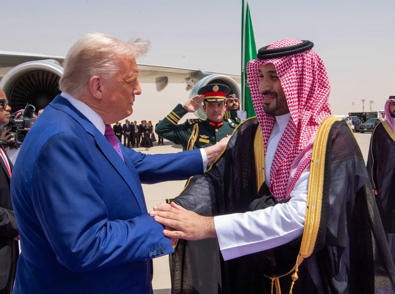 سمو سيدي ولي العهد في مقدمة مستقبلي فخامة رئيس الولايات المتحدة الأمريكية لدى وصوله المملكة. - صورة 1