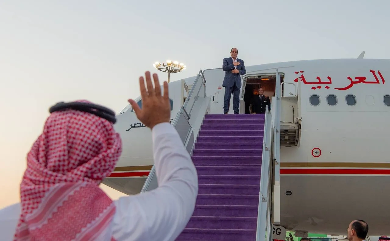 سمو سيدي ولي العهد في مقدمة مودعي رئيس جمهورية مصر العربية بنيوم - صورة 1