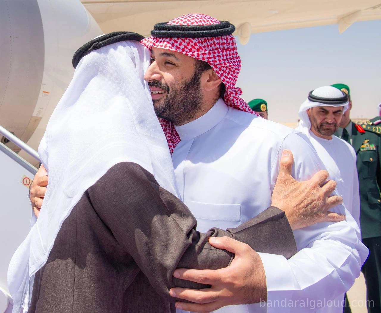 سمو رئيس دولة الإمارات العربية المتحدة، يصل إلى الرياض وسمو سيدي ولي العهد في مقدمة مستقبليه - صورة 1