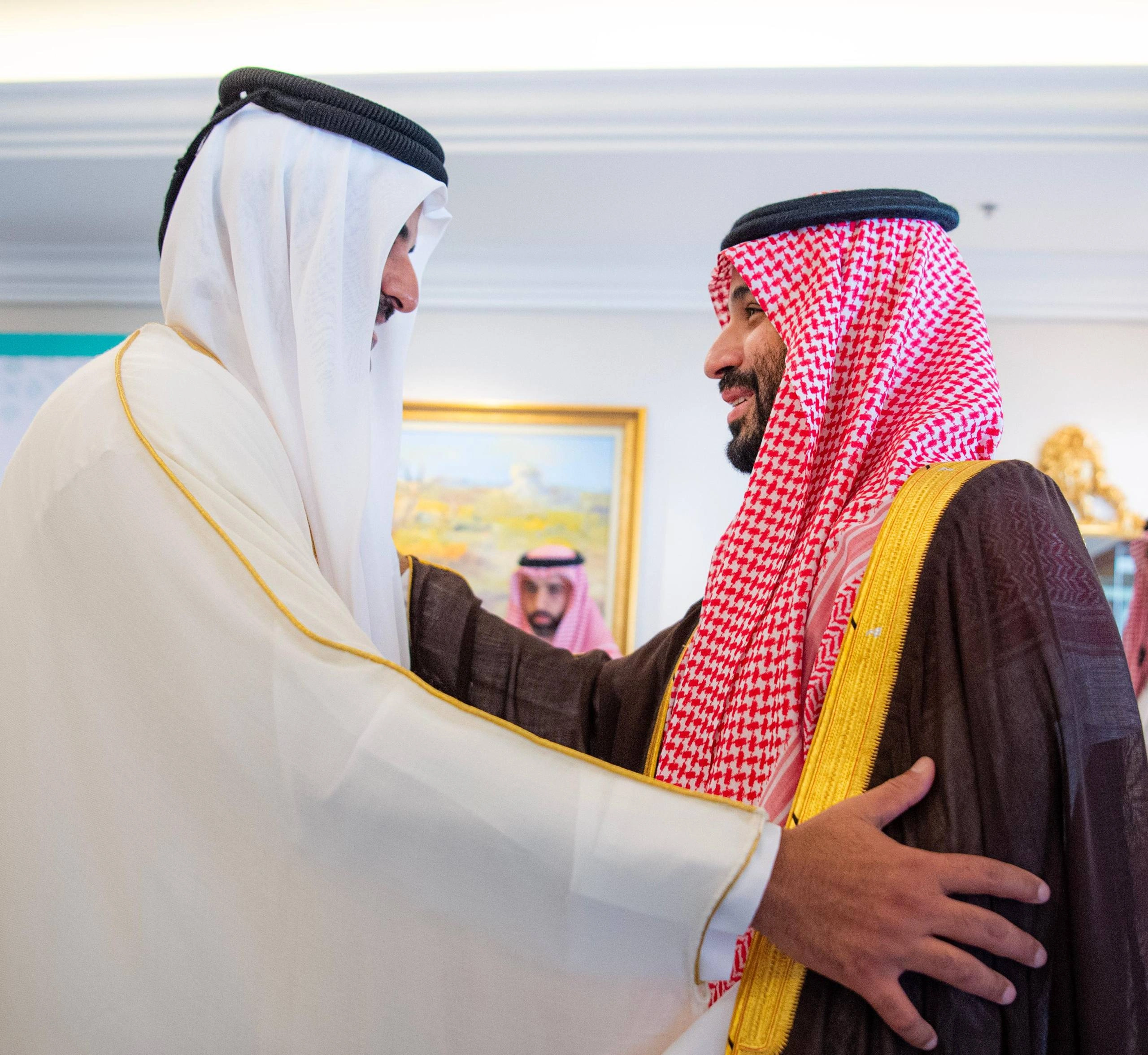 سمو سيدي ولي العهد يصل الدوحة لترؤس وفد المملكة في القمة الخليجية والعربية الإسلامية - صورة 1