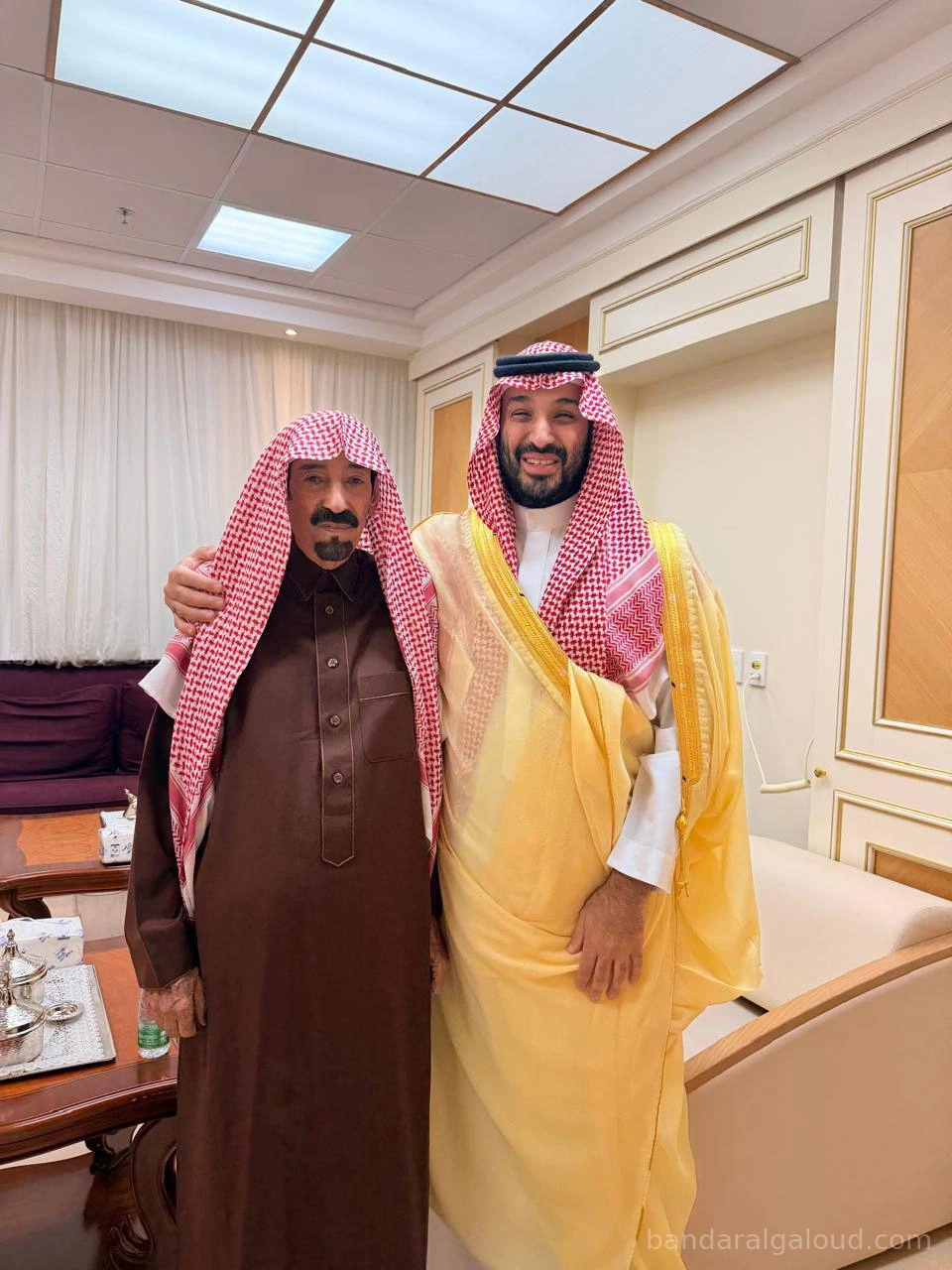 سمو سيدي ولي العهد يزور الشيخ بدر بن هزاع بن شقير الدويش في المستشفى - صورة 1