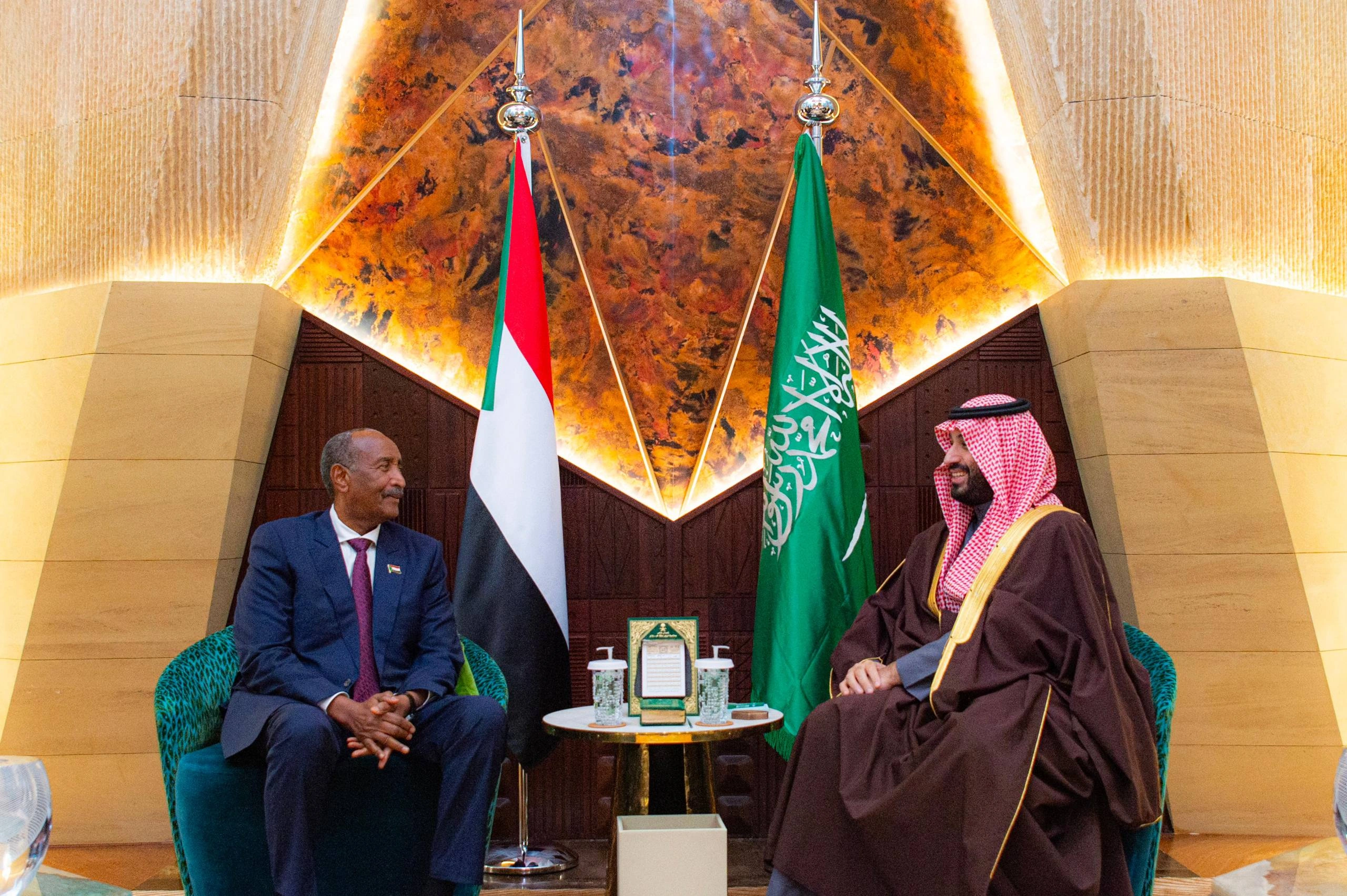 سمو سيدي ولي العهد يلتقي رئيس مجلس السيادة الانتقالي السوداني - صورة 1