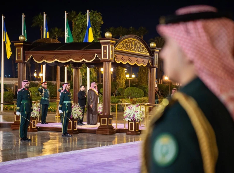 سمو سيدي ولي العهد يستقبل فخامة رئيس أوكرانيا وقد أجريت له مراسم استقبال رسمية - صورة 2