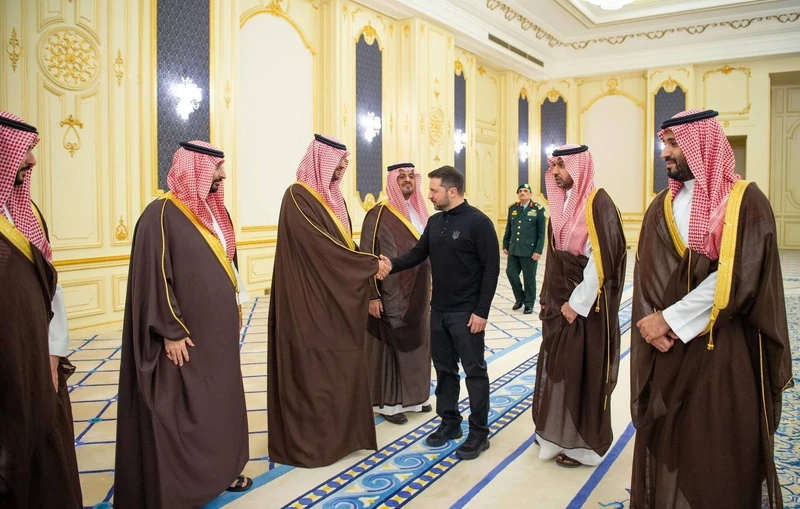 سمو سيدي ولي العهد يستقبل فخامة رئيس أوكرانيا وقد أجريت له مراسم استقبال رسمية - صورة 3