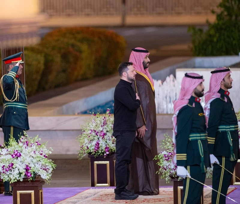 سمو سيدي ولي العهد يستقبل فخامة رئيس أوكرانيا وقد أجريت له مراسم استقبال رسمية - صورة 4