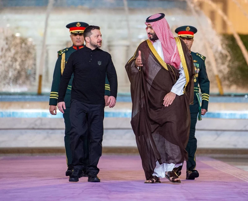 سمو سيدي ولي العهد يستقبل فخامة رئيس أوكرانيا وقد أجريت له مراسم استقبال رسمية - صورة 5