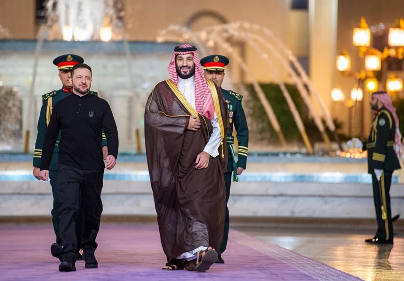 سمو سيدي ولي العهد يستقبل فخامة رئيس أوكرانيا وقد أجريت له مراسم استقبال رسمية - صورة 6