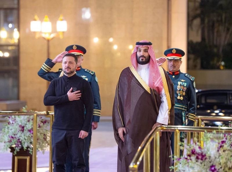 سمو سيدي ولي العهد يستقبل فخامة رئيس أوكرانيا وقد أجريت له مراسم استقبال رسمية - صورة 9