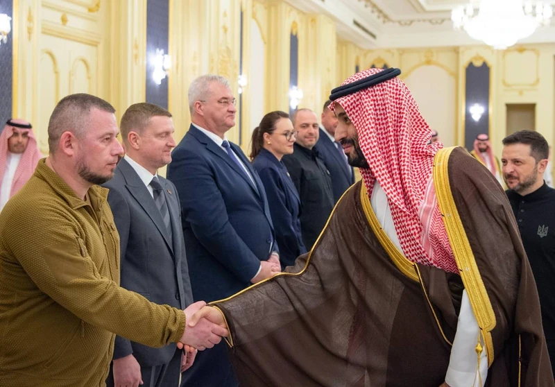 سمو سيدي ولي العهد يستقبل فخامة رئيس أوكرانيا وقد أجريت له مراسم استقبال رسمية - صورة 10