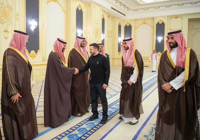 سمو سيدي ولي العهد يستقبل فخامة رئيس أوكرانيا وقد أجريت له مراسم استقبال رسمية - صورة 11