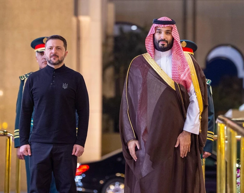 سمو سيدي ولي العهد يستقبل فخامة رئيس أوكرانيا وقد أجريت له مراسم استقبال رسمية - صورة 12