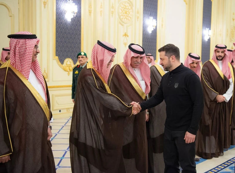 سمو سيدي ولي العهد يستقبل فخامة رئيس أوكرانيا وقد أجريت له مراسم استقبال رسمية - صورة 14
