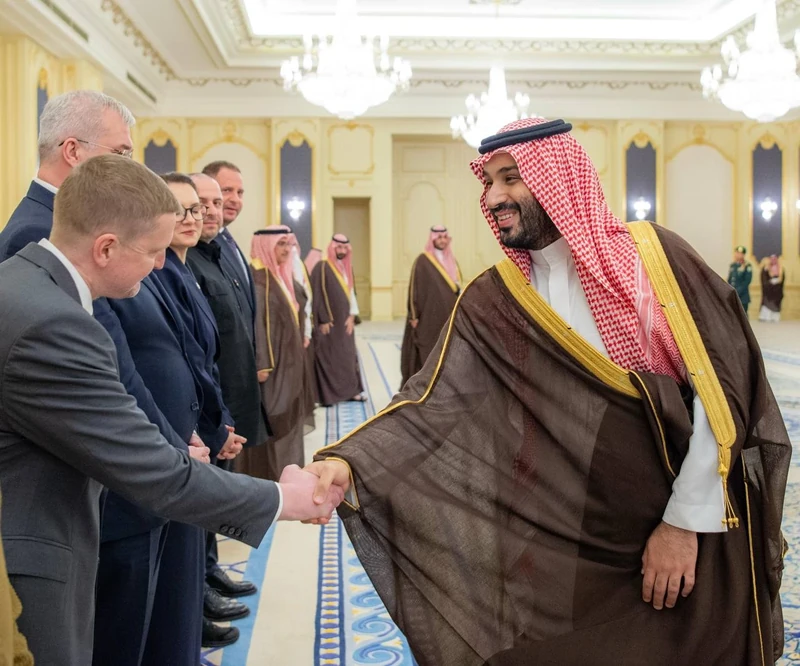سمو سيدي ولي العهد يستقبل فخامة رئيس أوكرانيا وقد أجريت له مراسم استقبال رسمية - صورة 15