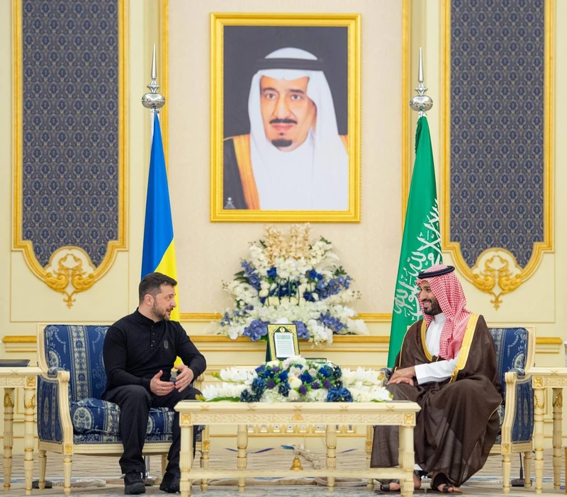 سمو سيدي ولي العهد يستقبل فخامة رئيس أوكرانيا وقد أجريت له مراسم استقبال رسمية - صورة 18