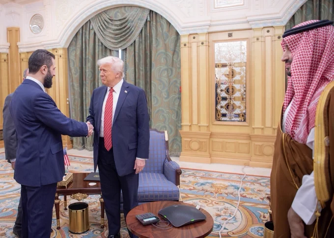 لقاء يجمع سمو سيدي ولي العهد والرئيس الأمريكي والرئيس السوري في الرياض اليوم - صورة 3
