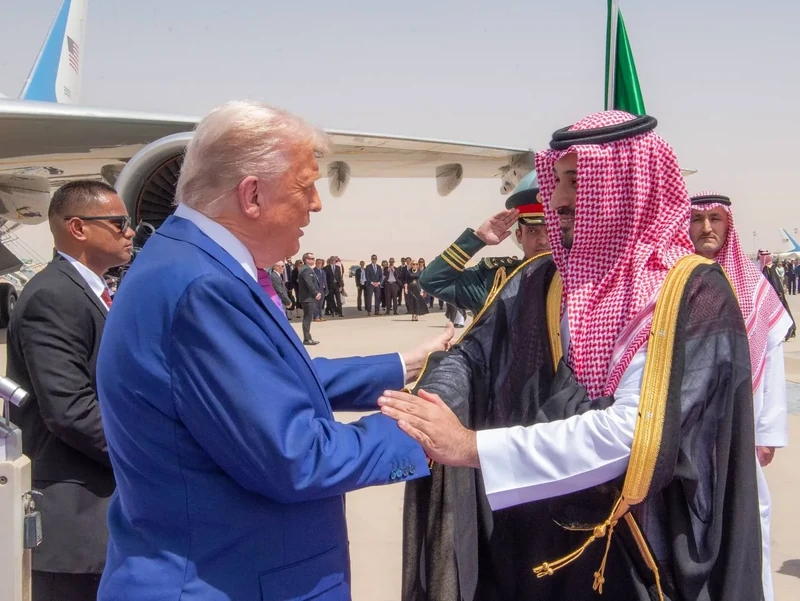 سمو سيدي ولي العهد في مقدمة مستقبلي فخامة رئيس الولايات المتحدة الأمريكية لدى وصوله المملكة. - صورة 2