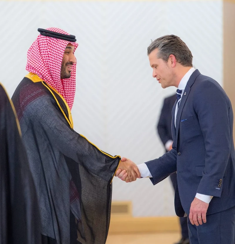 سمو سيدي ولي العهد في مقدمة مستقبلي فخامة رئيس الولايات المتحدة الأمريكية لدى وصوله المملكة. - صورة 12