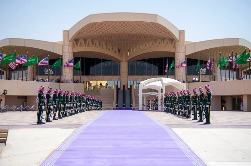 سمو سيدي ولي العهد في مقدمة مستقبلي فخامة رئيس الولايات المتحدة الأمريكية لدى وصوله المملكة. - صورة 13
