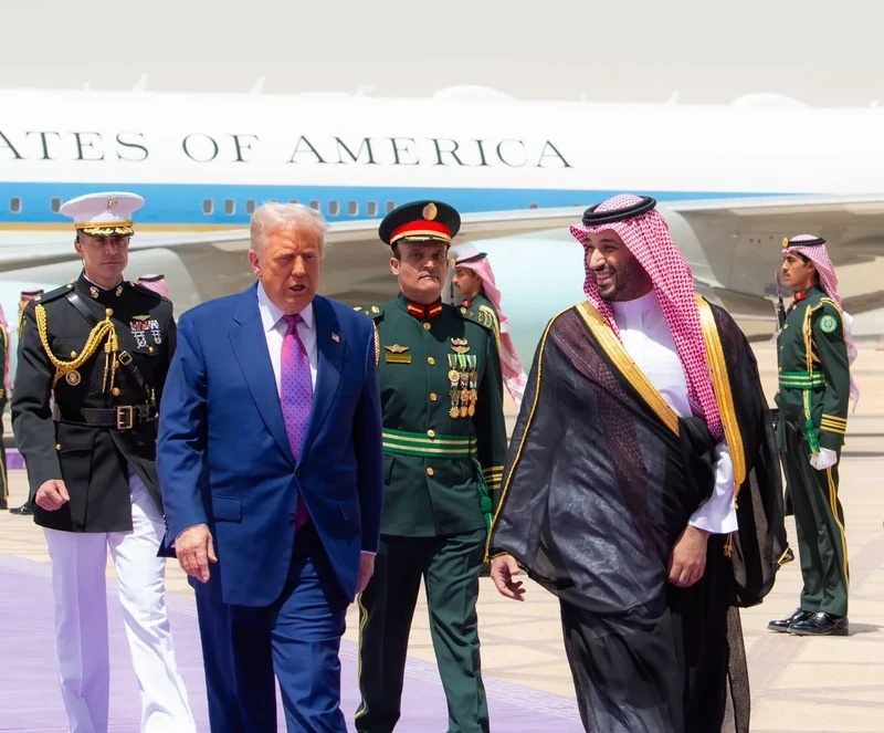 سمو سيدي ولي العهد في مقدمة مستقبلي فخامة رئيس الولايات المتحدة الأمريكية لدى وصوله المملكة. - صورة 14