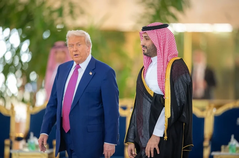 سمو سيدي ولي العهد في مقدمة مستقبلي فخامة رئيس الولايات المتحدة الأمريكية لدى وصوله المملكة. - صورة 15