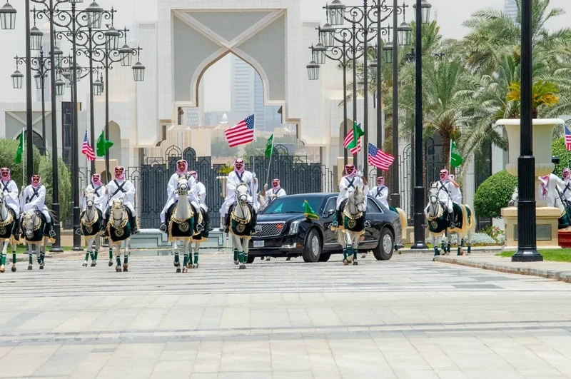 سمو سيدي ولي العهد في مقدمة مستقبلي فخامة رئيس الولايات المتحدة الأمريكية لدى وصوله المملكة. - صورة 17