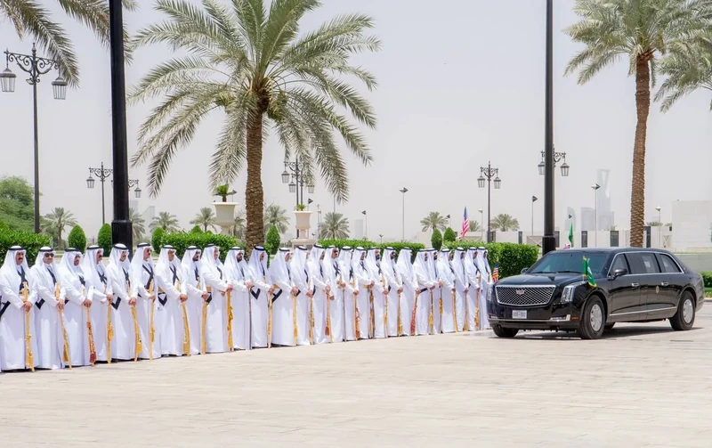 سمو سيدي ولي العهد في مقدمة مستقبلي فخامة رئيس الولايات المتحدة الأمريكية لدى وصوله المملكة. - صورة 18