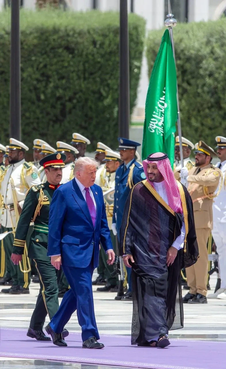 سمو سيدي ولي العهد في مقدمة مستقبلي فخامة رئيس الولايات المتحدة الأمريكية لدى وصوله المملكة. - صورة 19