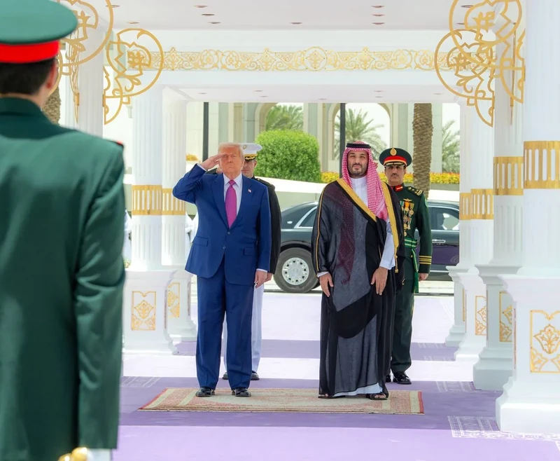 سمو سيدي ولي العهد في مقدمة مستقبلي فخامة رئيس الولايات المتحدة الأمريكية لدى وصوله المملكة. - صورة 20