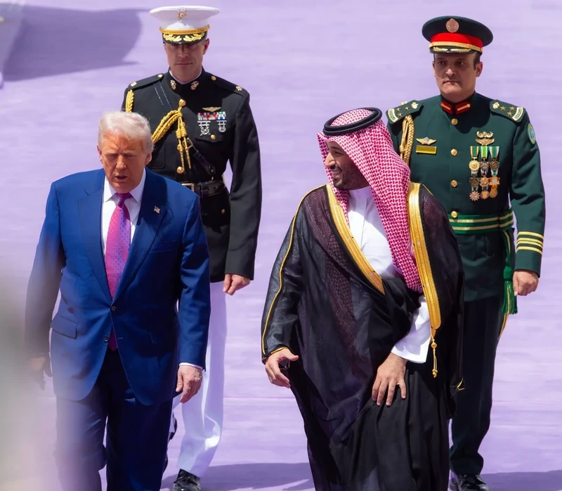 سمو سيدي ولي العهد في مقدمة مستقبلي فخامة رئيس الولايات المتحدة الأمريكية لدى وصوله المملكة. - صورة 3