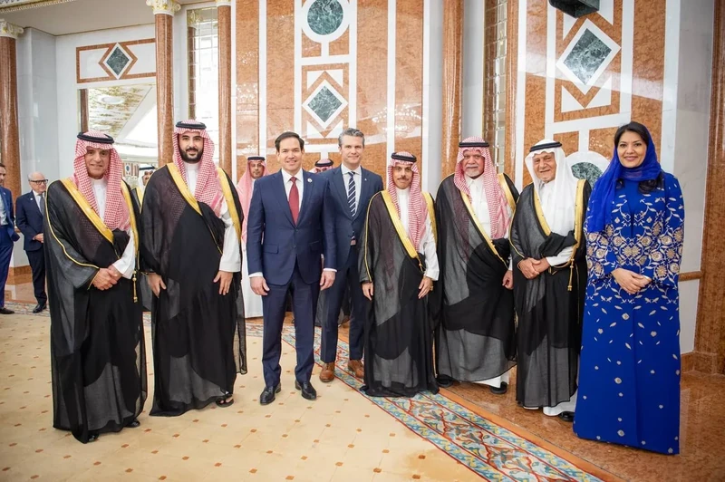سمو سيدي ولي العهد في مقدمة مستقبلي فخامة رئيس الولايات المتحدة الأمريكية لدى وصوله المملكة. - صورة 21