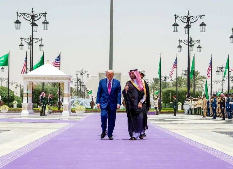 سمو سيدي ولي العهد في مقدمة مستقبلي فخامة رئيس الولايات المتحدة الأمريكية لدى وصوله المملكة. - صورة 22