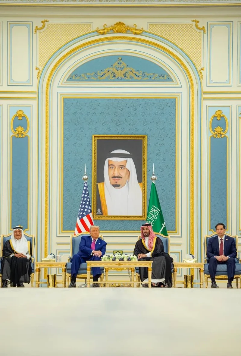 سمو سيدي ولي العهد في مقدمة مستقبلي فخامة رئيس الولايات المتحدة الأمريكية لدى وصوله المملكة. - صورة 23
