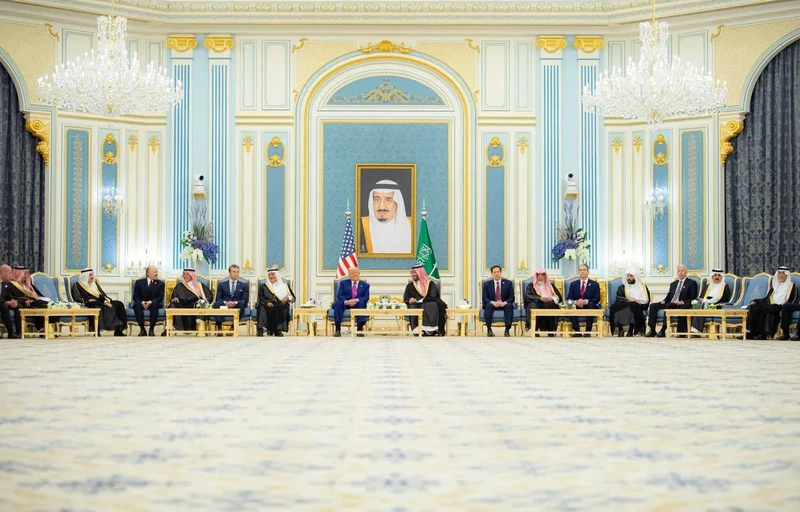 سمو سيدي ولي العهد في مقدمة مستقبلي فخامة رئيس الولايات المتحدة الأمريكية لدى وصوله المملكة. - صورة 26