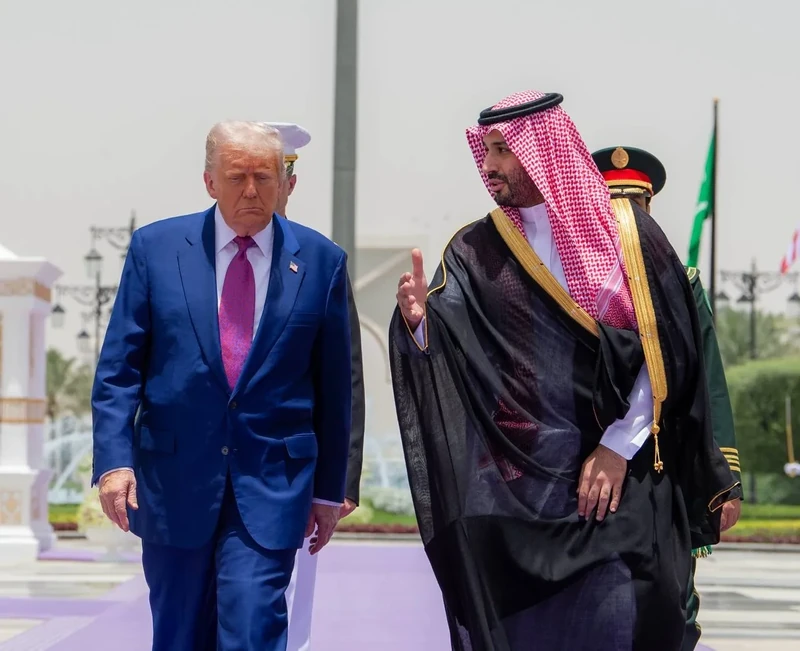 سمو سيدي ولي العهد في مقدمة مستقبلي فخامة رئيس الولايات المتحدة الأمريكية لدى وصوله المملكة. - صورة 27