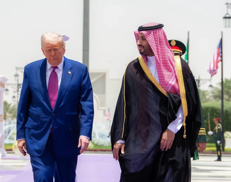 سمو سيدي ولي العهد في مقدمة مستقبلي فخامة رئيس الولايات المتحدة الأمريكية لدى وصوله المملكة. - صورة 28
