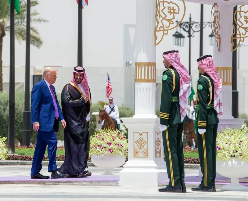 سمو سيدي ولي العهد في مقدمة مستقبلي فخامة رئيس الولايات المتحدة الأمريكية لدى وصوله المملكة. - صورة 29