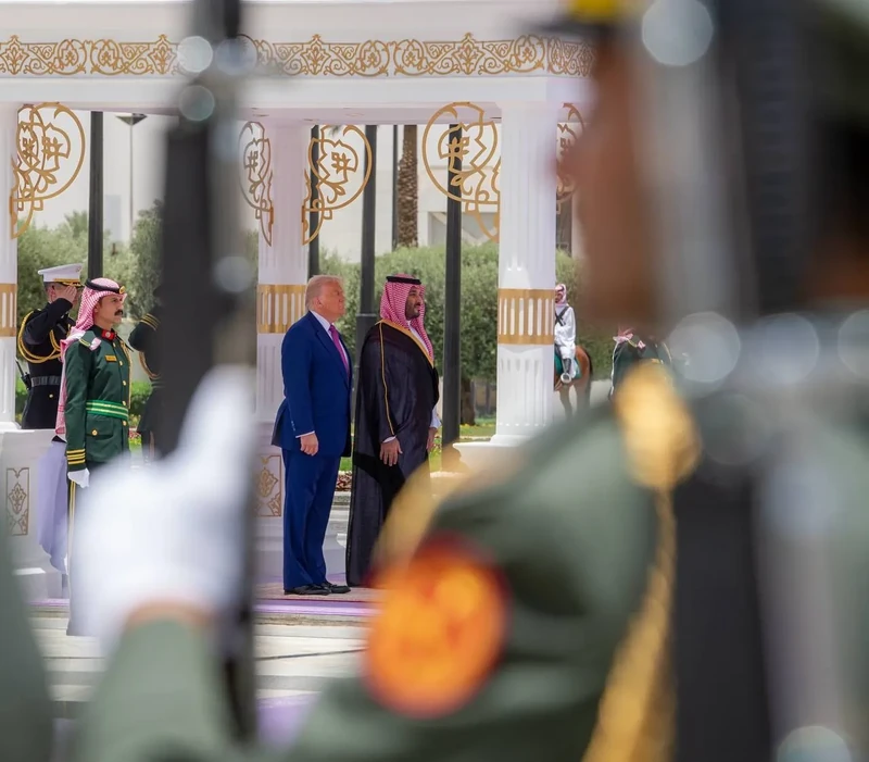 سمو سيدي ولي العهد في مقدمة مستقبلي فخامة رئيس الولايات المتحدة الأمريكية لدى وصوله المملكة. - صورة 30