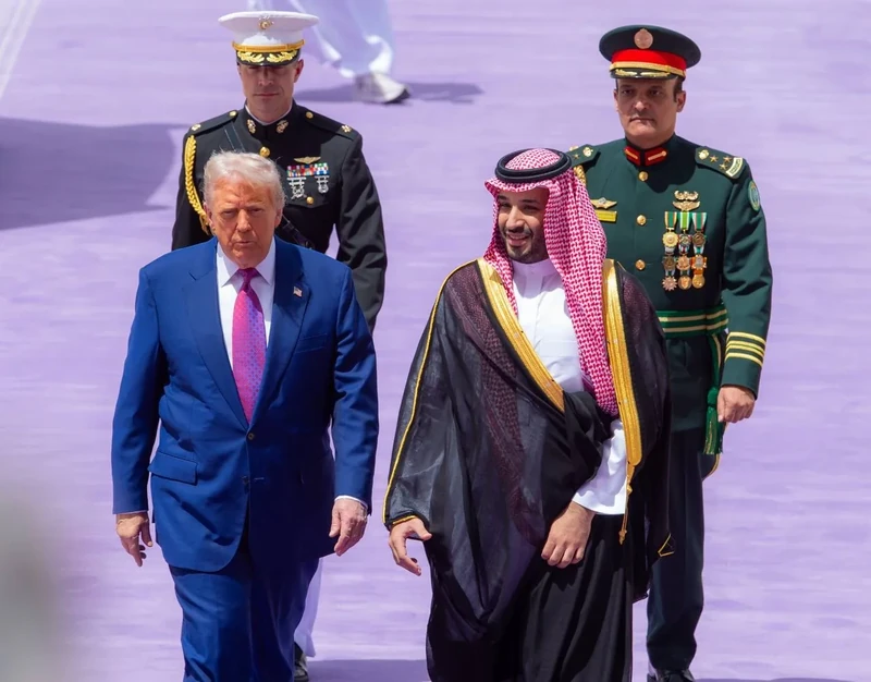 سمو سيدي ولي العهد في مقدمة مستقبلي فخامة رئيس الولايات المتحدة الأمريكية لدى وصوله المملكة. - صورة 4