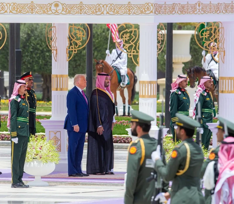 سمو سيدي ولي العهد في مقدمة مستقبلي فخامة رئيس الولايات المتحدة الأمريكية لدى وصوله المملكة. - صورة 31