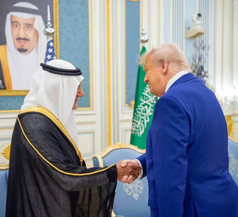 سمو سيدي ولي العهد في مقدمة مستقبلي فخامة رئيس الولايات المتحدة الأمريكية لدى وصوله المملكة. - صورة 33