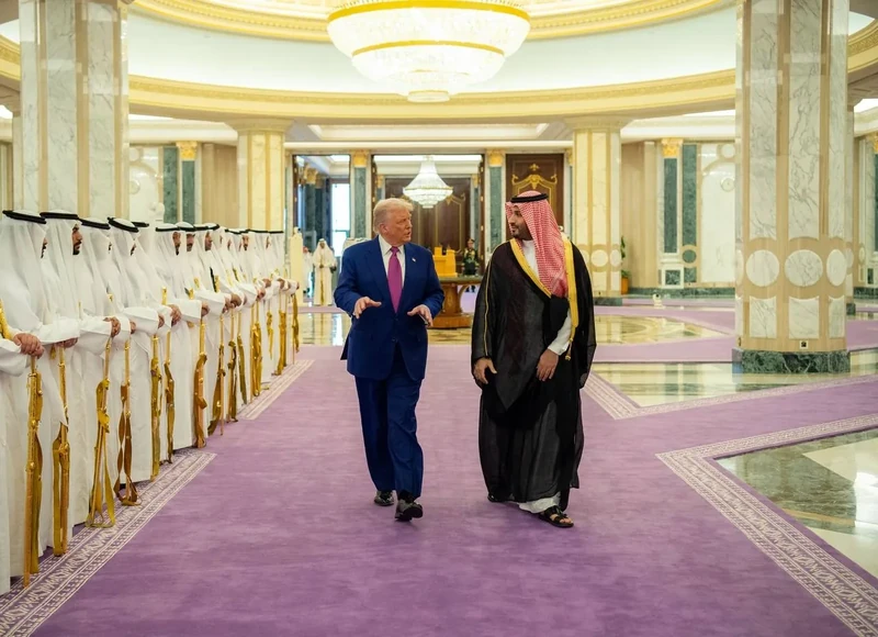 سمو سيدي ولي العهد في مقدمة مستقبلي فخامة رئيس الولايات المتحدة الأمريكية لدى وصوله المملكة. - صورة 34