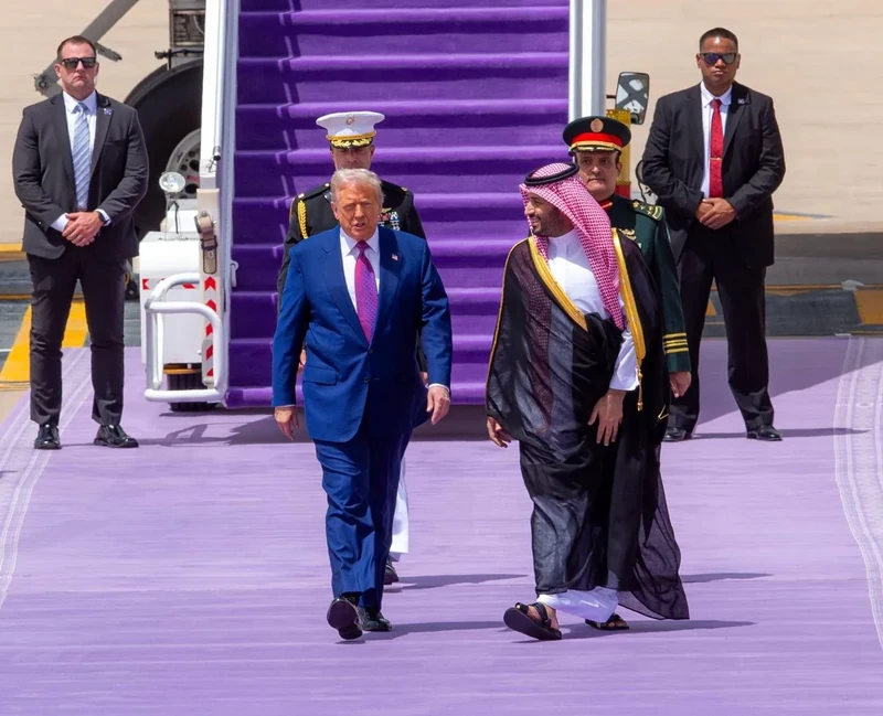 سمو سيدي ولي العهد في مقدمة مستقبلي فخامة رئيس الولايات المتحدة الأمريكية لدى وصوله المملكة. - صورة 5