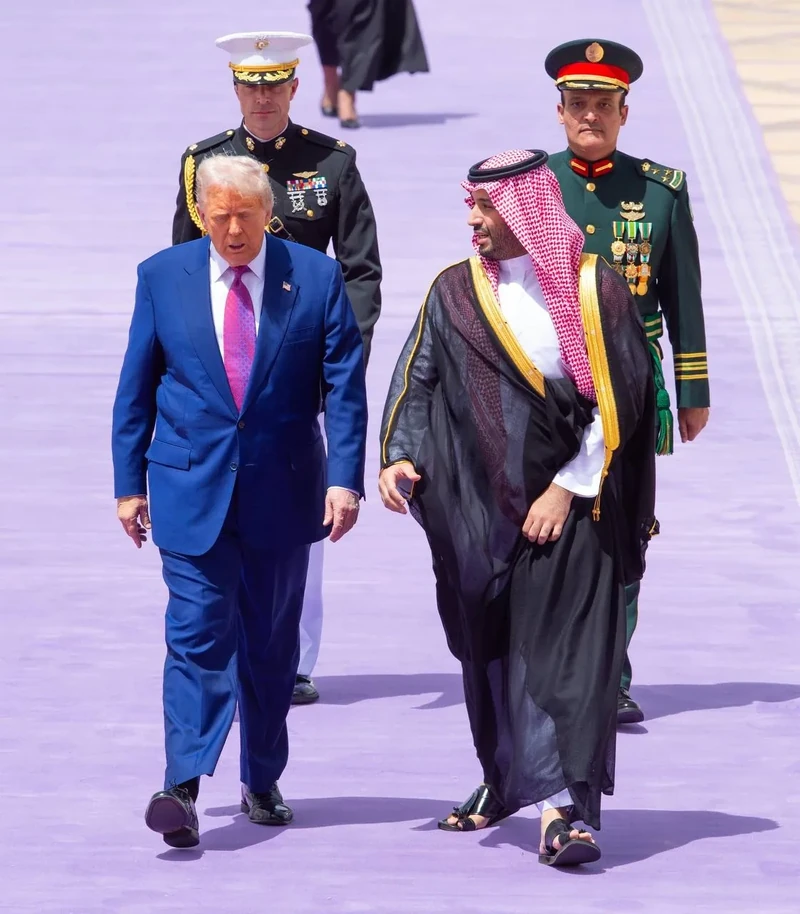 سمو سيدي ولي العهد في مقدمة مستقبلي فخامة رئيس الولايات المتحدة الأمريكية لدى وصوله المملكة. - صورة 6