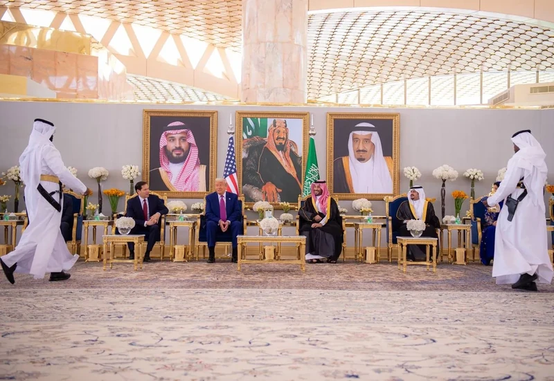 سمو سيدي ولي العهد في مقدمة مستقبلي فخامة رئيس الولايات المتحدة الأمريكية لدى وصوله المملكة. - صورة 7
